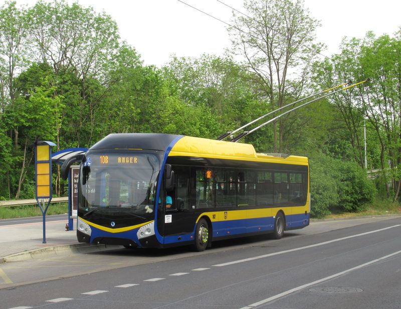 Trolejbus Škoda 32Tr na plnì zatrolejované lince 108 ze sídlištì v Nové Vsi pøes centrum do Proboštova na koneènou Anger. Od roku 2017 jsou linky MHD oèíslovány stovkovou øadou, aby lépe zapadaly do integrovaného systému DÚK.