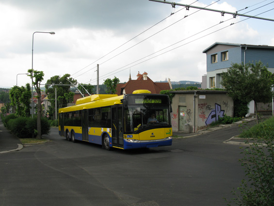 Jeden ze tøí patnáctimetrových trolejbusù Škoda 28Tr projíždí malebnou vilovou ètvrtí v Šanovì. Kapacitní trolejbusy jsou provozovány hlavnì na lince 5 od Šanova do Øetenic.