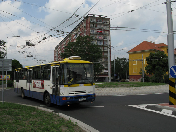 Mìstská autobusová linka 128 køižuje celé mìsto a obsluhuje také nìkolik obcí poblíž Teplic. Zde na nové kruhové køižovatce uprostøed øetenického sídlištì.