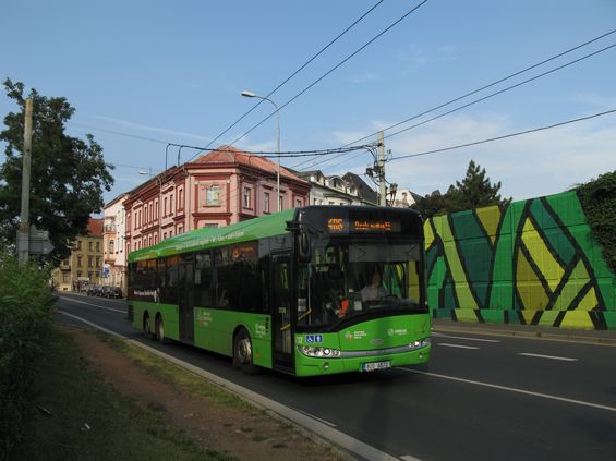 Pro 5 vytížených pøímìstských linek využívá dopravce Arriva Teplice od roku 2015 celkem 18 èásteènì nízkopodlažních patnáctimetrových autobusù Solaris Urbino. Vìtšina pøímìstských spojù jede také okolo teplického hlavního nádraží. Páteøní linka 486 spojuje Teplice se sousední Krupkou, Duchcovem a Osekem. Ve špièkách jezdí každých 30 minut.