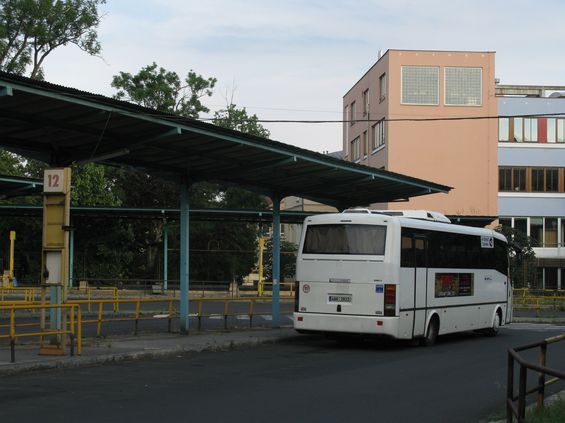 Osiøelé autobusové nádraží využívá také nìkolik málo spojù dopravce DP CITY, což je následovník kdysi celokrajského dopravce DPÚK. Vìtšina pøímìstských linek je vedena stejnì jako pøed rokem 2015 pøes centrum mìsta.