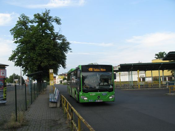 U Hlavního nádraží v Teplicích je ukonèena také linka 498 (Teplice - Bílina - Louny) dopravce ÈSAD Slaný, který zakoupil pro integrované linky Ústeckého kraje èásteènì nízkopodlažní autobusy Mercedes-Benz.