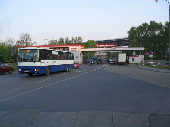 Linkový autobus dopravce BUS Slezsko právì po kontrole opouští brány železáren i s dìlníky z noèní smìny.