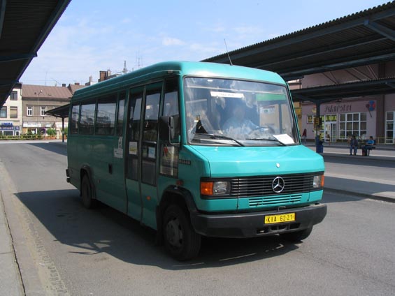 Jeden z osmi mikrobusù Mercedes - Benz svojí barvou pøipomíná pùvodního dopravce.