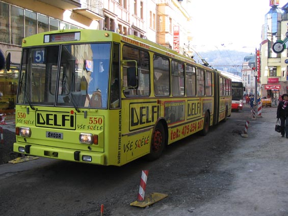 Trolejbus projíždí doèasným tankodromem v Revoluèní ulici.