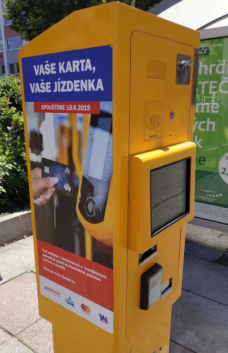 Nejen v jízdenkových automatech, ale novì i ve všech vozidlech je možné si koupit (a vytisknout) jízdenku kartou, a to na bezkontaktním platebním terminálu u øidièe.