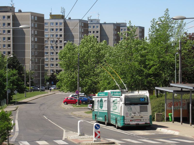 Další reklamní trolejbus s karoserií Citelis z roku 2006 na koneèné ve vysoko položeném sídlišti v Dobìticích, kam míøí linky 53 a 54. Každá sem dojede z centra Ústí jinudy.