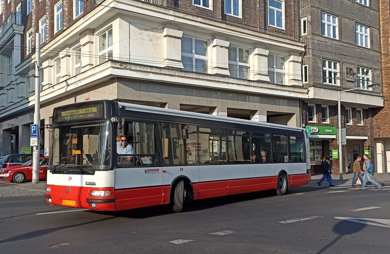 Zastávka Revoluèní byla koneènou pro spoj linky 13 zajiš�ovaný již témìø historickým vozem Citybus, kterýchžto exempláøù z roku 1998 tu jezdí ještì dva kusy. V Èeské republice je už nasazování vozù tohoto typu spíše ojedinìlé.