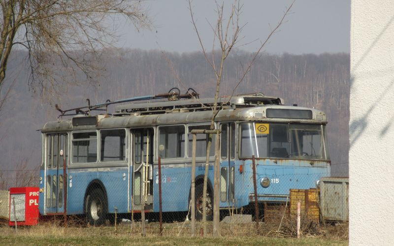 V útrobách všeboøické trolejbusové vozovny se nalézá také tento trolejbus FBW z roku 1966 pùvodem z Lugana. Snad se jednou doèká opravy.