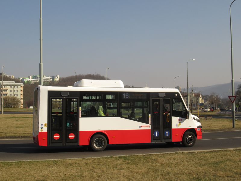 Ústecký dopravní podnik má pouze 2 minibusy. Tento od Dekstry je nejnovìjší, vyroben byl v roce 2019 a zachycen byl na doplòkové lince 16 na velké okružní køižovatce na Bukovì, které se tu øíká Rondel.