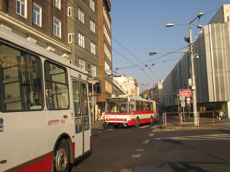 Další dva pùvodnì ústecké trolejbusy Škoda 15TrM již byly vyrobeny po roce 2000 a potkaly se na hlavní tøídì u zastávky Revoluèní. Èást nejstarších vozù bude vyøazena po zprovoznìní 9 trolejbusù Škoda 25Tr Citelis koupených v roce 2022 v Brnì.