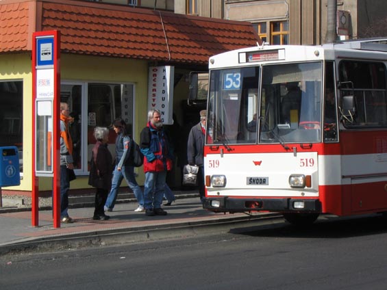 Kasselský obrubník a oznaèník nového typu v zastávce Hranièáø.