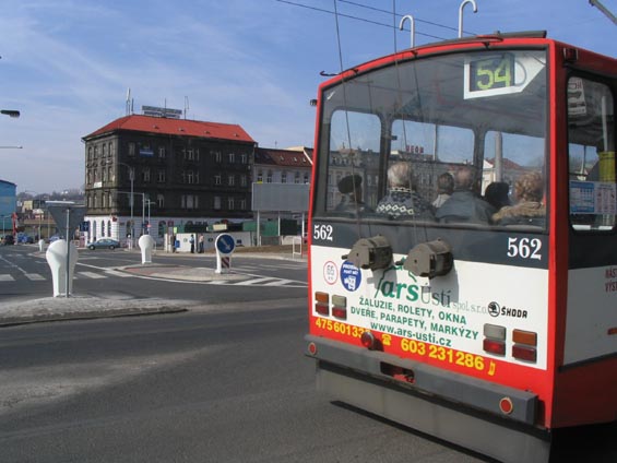 Jeden z nejnovìjších trolejbusù projíždí rekonstruovaným prostorem u zastávky Hranièáø.