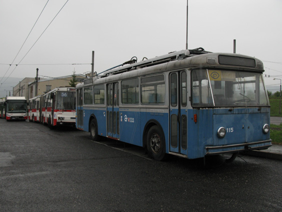 Trolejbusová vozovna ve Všeboøicích skrývá i netušené poklady, jako napøíklad tento historický trolejbus ze Švýcarska.