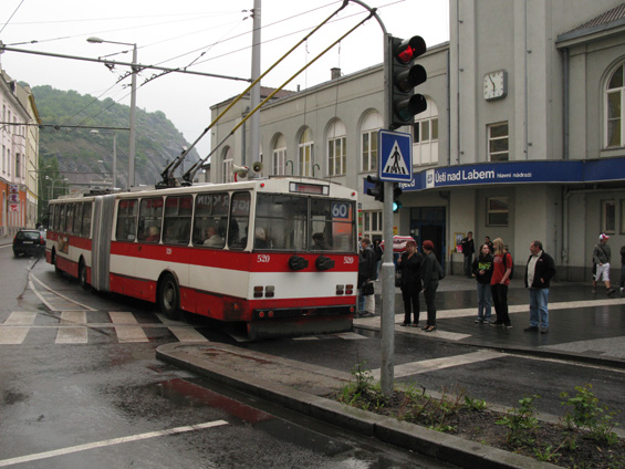 I pøednádražní prostor se výraznì promìnil, novì tudy jezdí jednosmìrnì také trolejbusy, ale pouze linky smìr Støekov, ostatní linky i nadále jezdí pøes Mírové námìstí.