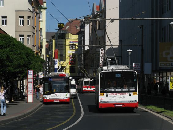 MHD v Ústí nad Labem získává v posledních dvou letech zcela jinou tváø. Pùvodní kloubové vozy Škoda 15Tr jsou postupnì støídány novými nízkopodlažními trolejbusy Škoda s karoserií Solaris. Nejstarší vozový park trolejbusù v ÈR se tak postupnì stává minulostí.