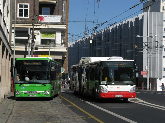 Dva výrobky Iveco - jeden pro mìstskou, druhý pro pøímìstskou dopravu, se potkávají na centrální zastávce Divadlo. Dopravce BusLine zvolil pro svoji oblast nákup vozidel znaèek Iveco, SOR i Solaris.