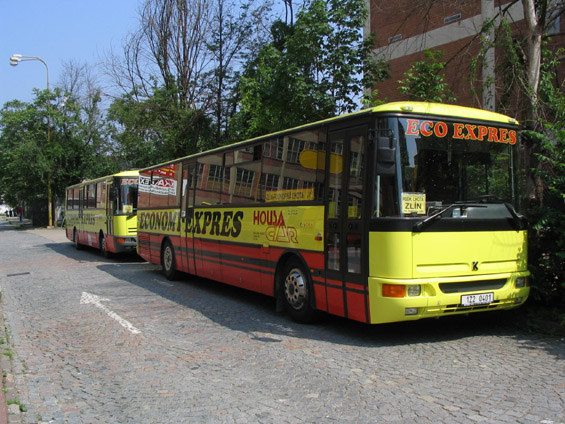 Dopravce Housacar zajiš�uje se svými èervenožlutými autobusy obsluhu okolních mìst a obcí.