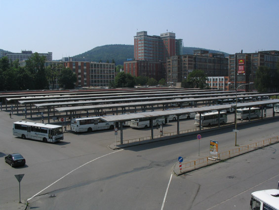 Megalomanské autobusové nádraží ležící mezi Námìstím Práce a vlakovým nádražím Støed. V pozadí Ba�ovy závody.