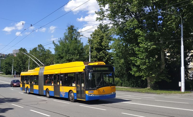 Kloubové trolejbusy Škoda 26Tr s karoserií Solaris byly dodávány v letech 2013-14 v poètu 11 kusù, nepoèítáme-li jeden bateriový vùz Škoda 35Tr z roku 2020, jedná se o nejnovìjší kloubové trolejbusy ve Zlínì.