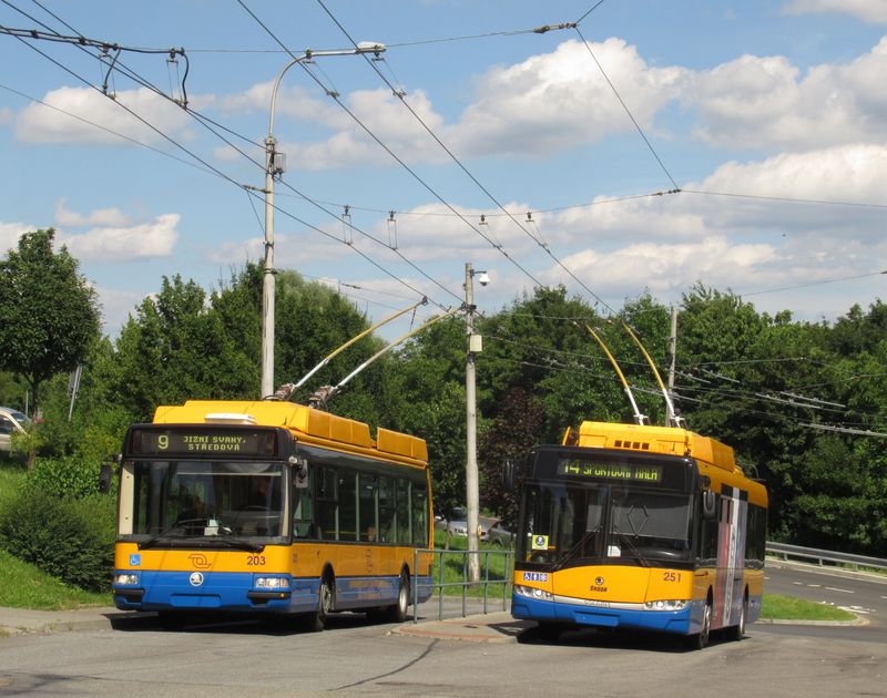 Setkání dvou starších trolejbusù na koneèné Jižní Svahy, Støedová. Vlevo jeden z nejstarších trolejbusù Škoda 24Tr z roku 2006 ještì s karoserií Citybus. Takových tu jezdí z pùvodních 12 ještì 10. Hranaté trolejbusy 14Tr a 15Tr už jsou ve Zlínì minulostí.
