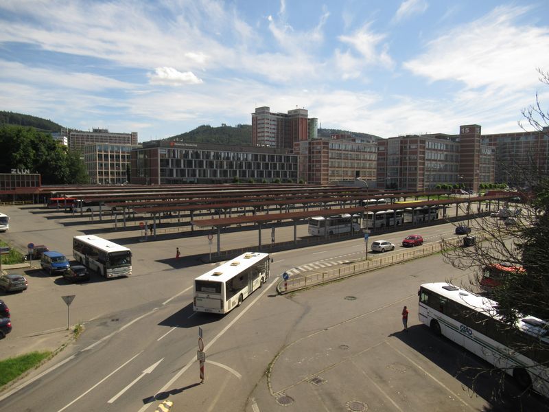 Stávající obøí autobusové nádraží v centru Zlína poblíž vlakové stanice Zlín-støed. Jeho dnešní využití je výraznì menší než jeho nabízená kapacita, i když se sem pøesunuly i linky dopravce Housacar. Regionální dopravu ve Zlínském kraji èeká v roce 2021 zásadní promìna.