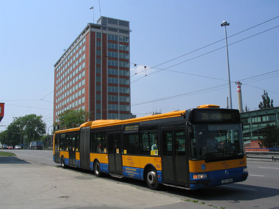 Kloubový Citybus pøed budovou "21" na Námìstí Práce.