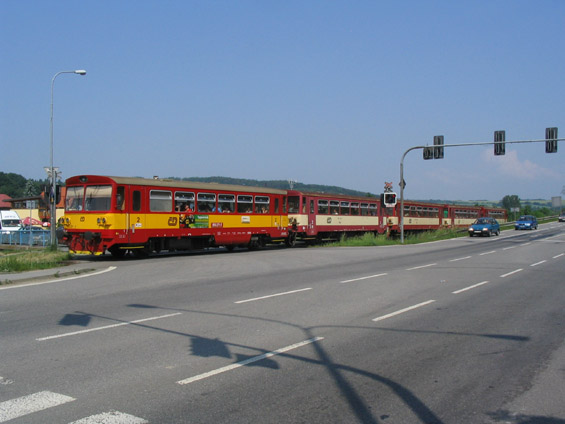 Pìtivozová souprava vozù 810 a 010 na vlaku Otrokovice - Vizovice v odpolední špièce dokazuje slušné využití této jednokolejné regionální trati.