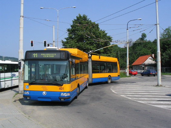 První trolejbus nové generace a jediný kloub s karosérií Citybus ve smyèce Pøíluky.