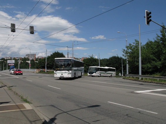 Výjezd z autobusového nádraží na hlavní silnici do cezntra mìsta. Zdejší hlavní regionální dopravce ÈSAD Vsetín obnovuje vozový park pøevážnì autobusy SOR a Mercedes-Benz Intouro.