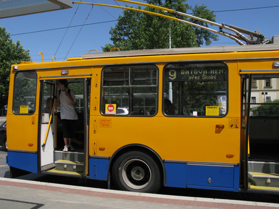 Jeden z rekonstruovaných trolejbusù Škoda 15TrM na polookružní lince 9. Vše, co se ve Zlínì týká mìstské dopravy, je modrožluté.