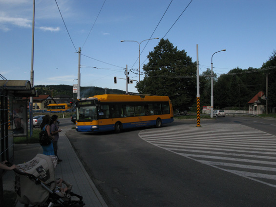 V tìchto místech v obratišti Pøíluky stahují trolejbusy na linkách 11 a 12 kladky a dál do prùmyslové zóny už jedou na pomocný dieselagregát. Troleje totiž už dál nevedou.