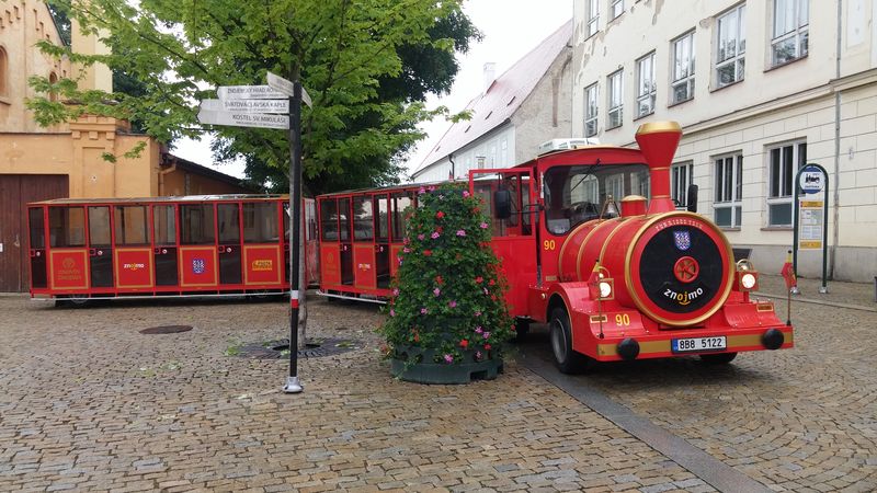 Turistický vláèek jezdí historickým centrem Znojma už léta. Na koneèné u místního zámku / pivovaru odpoèívá jeden ze dvou vláèkù, které byly poøízeny v roce 2012, a které provozuje také místní autobusový dopravce ZDS Psota.