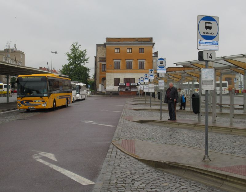 Oznaèníky dle standardu IDS JMK a pøímìstský Crossway LE dopravce BDS-BUS na autobusovém nádraží. Vìtšina regionálních linek je provozována více dopravci najednou.