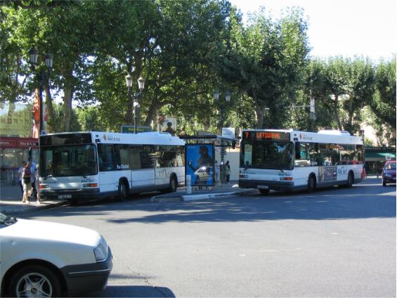 Aix en Provence - Oba autobusy na snímku, nápadnì pøipomínající Renault Agora, je nová generaze autobusu Heulliez. Cestující v tomto témìø subtropickém kraji potìší , že autobusy jsou klimatizované. Preferenci MHD v tomto mìstì dokazují èetné BUS pruhy na hlavních komunikacích.