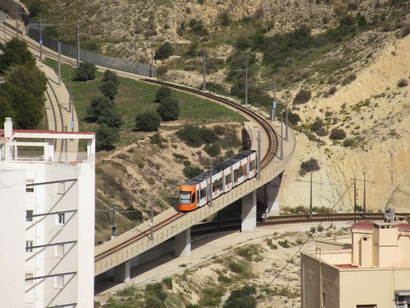 Hned za výjezdem z tunelového úseku pod centrem Alicante se tratì dìlí smìrem na východ (vìtšina linek vèetnì vlakotramvaje) a na sever, což využívá nejnovìjší linka L2 do pøedmìstí Sant Vicent del Raspeig.