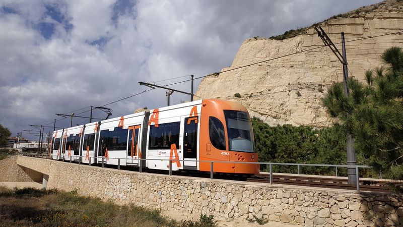 Tramvaje Flexity Outlook ve specifickém nátìru pro Alicante provozované valencijským dopravcem FGV jezdí na linkách L2-L5. Do roku 2013 jich tu jezdilo pouze 11.
