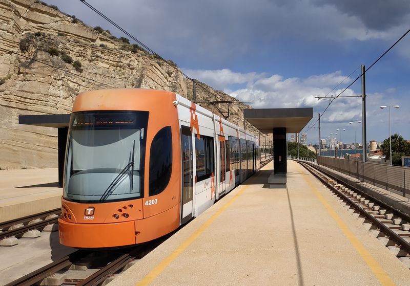 V této zastávce Sangueta východnì od centra Alicante se oddìluje krátká tra� pro linku L4 vedoucí podél pobøeží pøímo do historického centra pod místní pevnost. Tato linka byla v roce 2013 zrušena pro nezájem cestujících a v èervnu 2019 opìt obnovena.