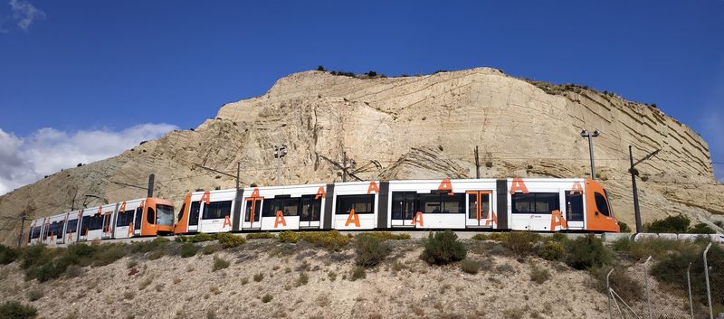 Dopravce FGV má pro tramvajové linky v Alicante celkem 25 tramvají Bombardier Flexity Outlook, které poøídil souèasnì s tramvajemi pro blízkou Valencii, kde také provozuje MHD. Prvních 11 vozidel dorazilo v roce 2006, zbytek v roce 2013 pro novou linku L2.