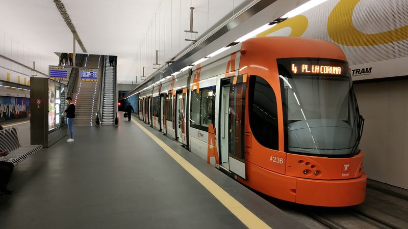 Koneèná stanice Luceros spoleèného tunelového úseku pro tramvaj i vlakotramvaj. Tato nynìjší koneèná byla otevøena v roce 2010. První dvì podzemní stanice v roce 2007. Zbývá dodìlat ještì jednu stanici k vlakovému nádraží.