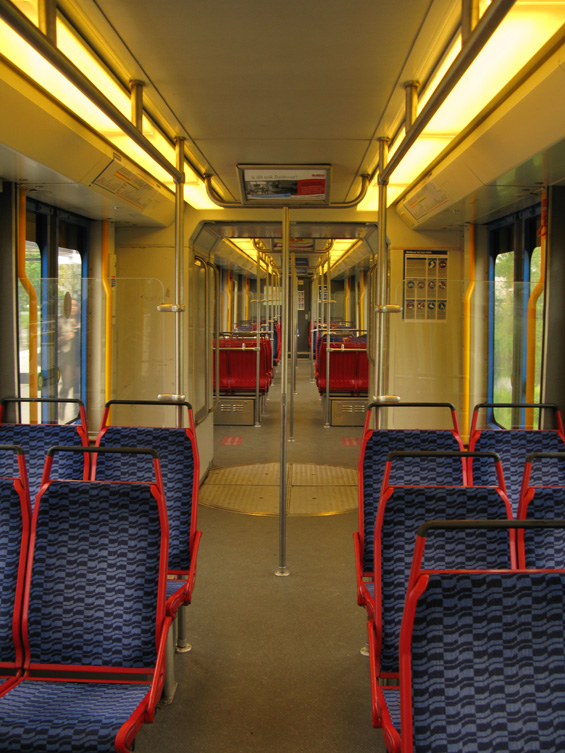 Interiér vozu metra na lince 51. Ve všech vozidlech MHD v Amsterdamu je prostor maximálnì vyplnìn sedaèkami.