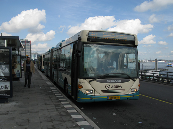 Jedním z dopravcù na pøímìstských autobusových linkách je také Arriva disponující i kloubovými autobusy Scania nebo Mercedes-Benz. Arriva má své autobusové nádraží z druhé strany hlavní železnièní stanice, než je terminál MHD. Kousek odtud také vyplouvají mìstské pøívozy.