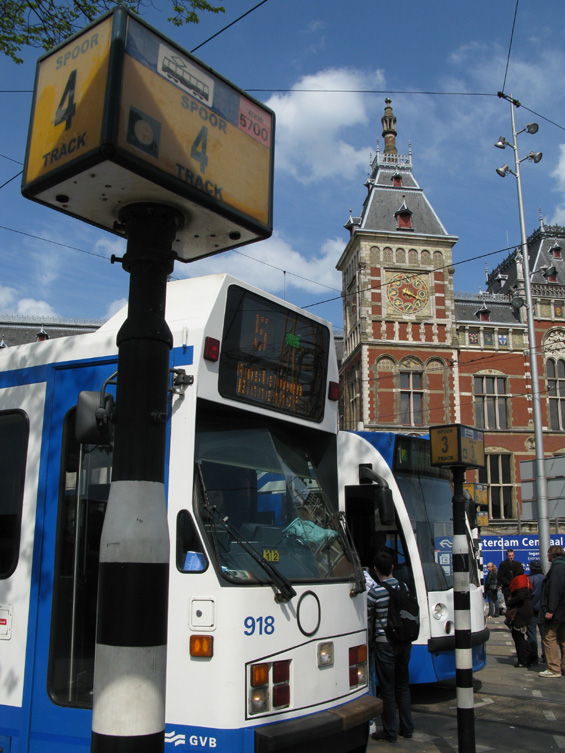 Klasické amsterdamské tramvaje pøed budovou hlavního vlakového nádraží. Zde se setkává nejvíce tramvajových a autobusových linek a konèí tu také vìtšina linek metra (ovšem v jedné stopì). V blízké budoucnosti odtud vystartuje další trasa metra.