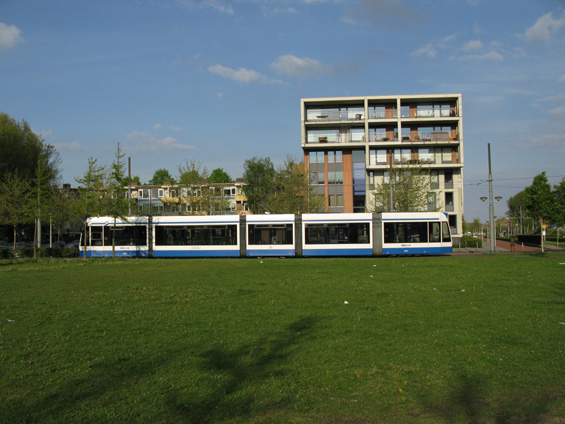 Další zelená a poklidná koneèná tramvaje è. 13 ve ètvrti Geuzenveld.