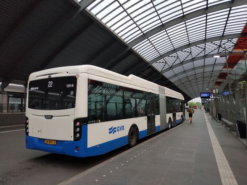 Jeden z 22 aktuálnì dodaných kloubových elektrobusù VDL na lince 22 spojující hlavní nádraží s nádražím Sloterdijk, kde je i nabíjecí infrastruktura.