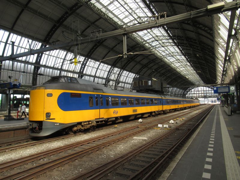 Nejstarší aktuálnì provozovaný typ elektrických jednotek pro rychlíky s podivnì vypadajícím øídicím vozem na hlavním nádraží v Amsterdamu. Celkem jich bylo v letech 1977-1994 vyrobeno 144. Vìtšinou už ale na dálkovìjších linkách pøevažují kapacitní patrové jednotky. Do vìtšiny mìst v Nizozemsku je zajištìn celodenní interval 15 minut.