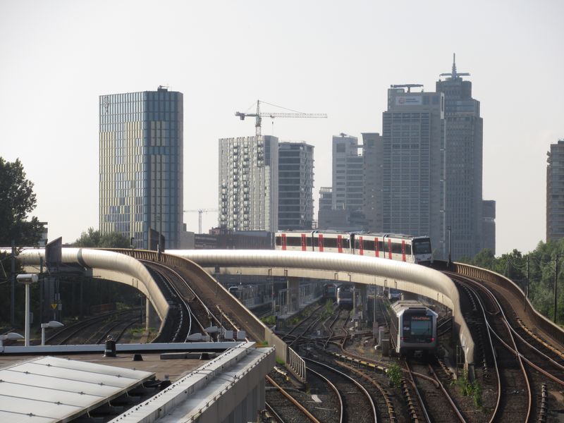 Nejvìtší køižovatka linek metra v Amsterdamu poblíž stanice Van der Madeweg, kde se potkávají všechny linky metra kromì nejnovìjší 52. Nedaleko je také depo.