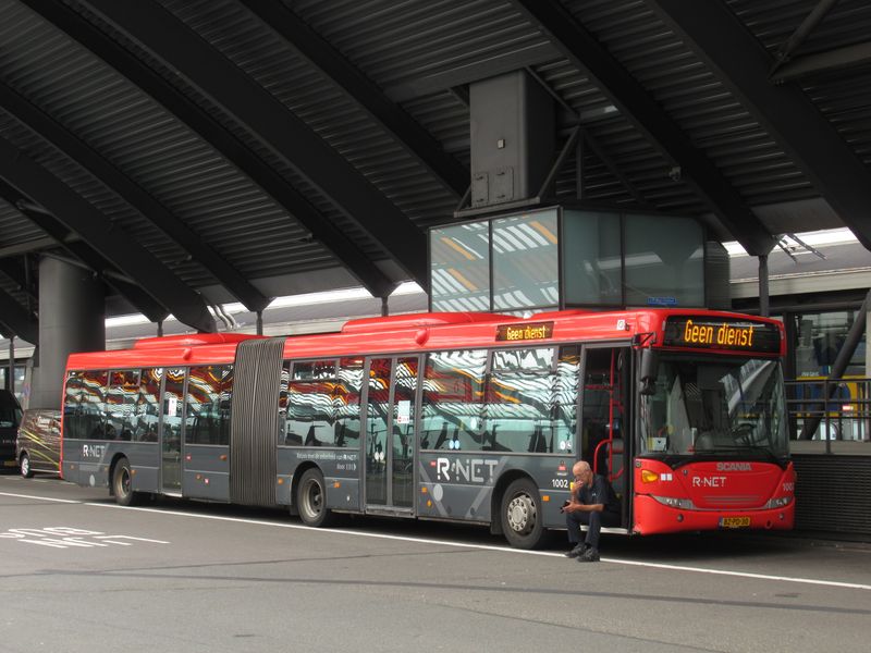 I starší autobusy provozované na páteøních linkách regionální sítì R-Net jsou obleèeny do jednotného èervenošedého nátìru bez ohledu na dopravce. Z hlavního nádraží vyjíždí také øada regionálních linek severním smìrem.