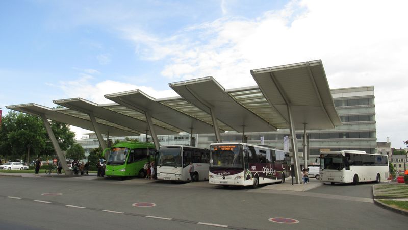 Èást autobusového terminálu pro regionální i dálkové linky poblíž hlavního nádraží. Zatímco linky vyjíždìjící do okolních obcí spadají do systému MHD pod znaèkou Irigo, regionální autobusy do vzdálenìjších lokalit mají znaèku Anjoubus.