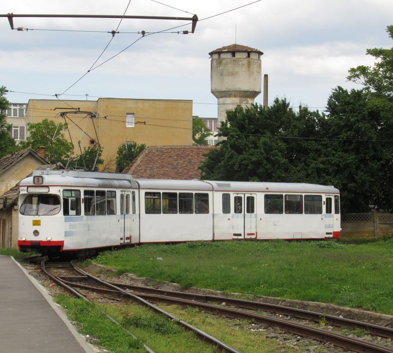 Jednosmìrný tøíèlánkový Düwag, který má ale dveøe na obou bocích (toho se tu nevyužívá). Tyto tramvaje pocházejí z Porúøí a jezdí jich tu pøes 20. Zde na jižní koneèné páteøní linky 3 u vlakového nádraží Aradul Nou.